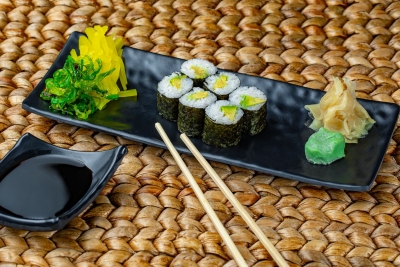 Maki con aguacate