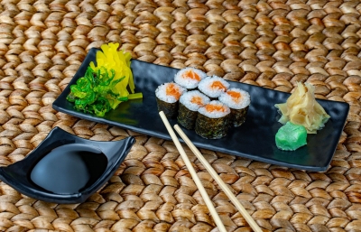 Maki con salmón (spicy)