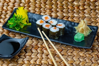 Maki con salmon